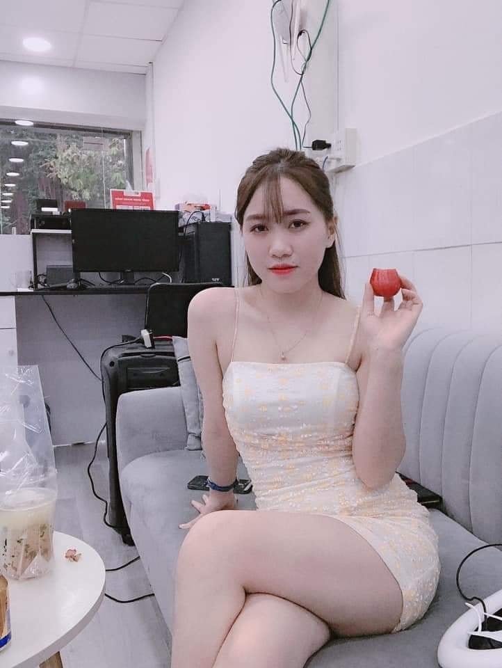 Hình Ảnh Gái Đẹp Chúc Mừng Sinh Nhật Nét Quyến Rũ Không Thể Phối Hợp Bị Lờ Đi Trong Không Gian Màu Nước Xanh Ngọc